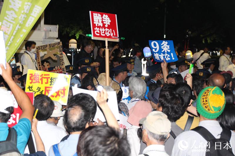 組圖：抗議安保法案的日本民眾與警方起沖突 數人被帶走【4】