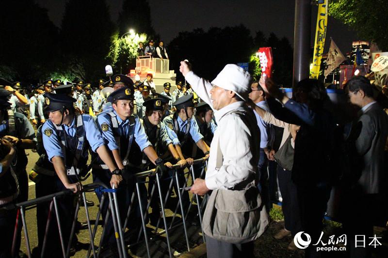組圖：抗議安保法案的日本民眾與警方起沖突 數人被帶走【9】