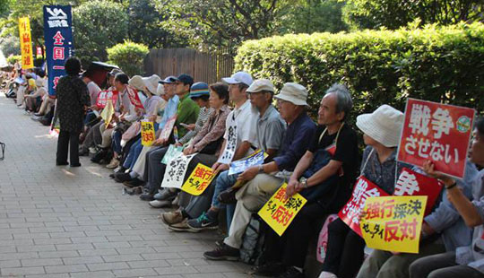 反對安保法案的日本民眾在國會前靜坐示威