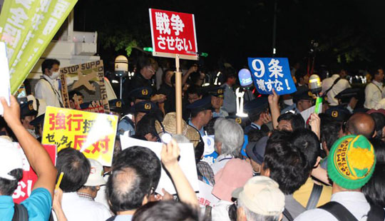 抗議安保法案的日本民眾與警方起沖突 數人被帶走