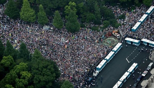 日本10萬人包圍國會抗議安保法案