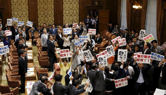 7月16日，在抗議聲中，日本眾議院表決通過了新安保法案。