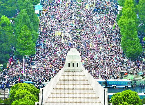 8月30日，日本10萬人包圍國會抗議安保法案。