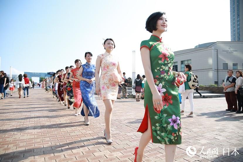 在日华人国庆期间举行百人旗袍展示活动