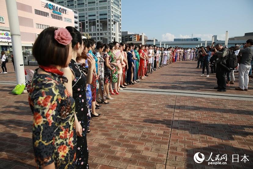 在日华人国庆期间举行百人旗袍展示活动【4】