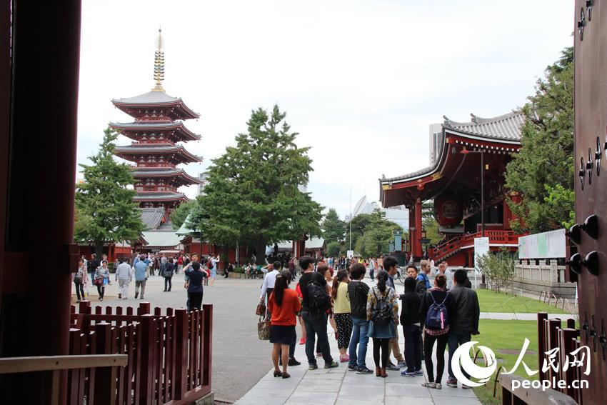 5日在東京淺草寺，一個中國旅行團的導游向游客進行講解。
