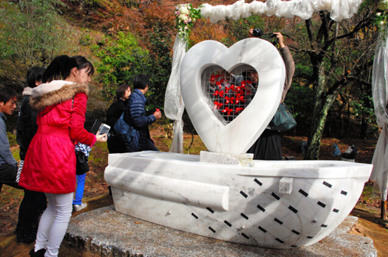 日本滋贺县为恋人的圣地纪念碑举行揭幕仪式