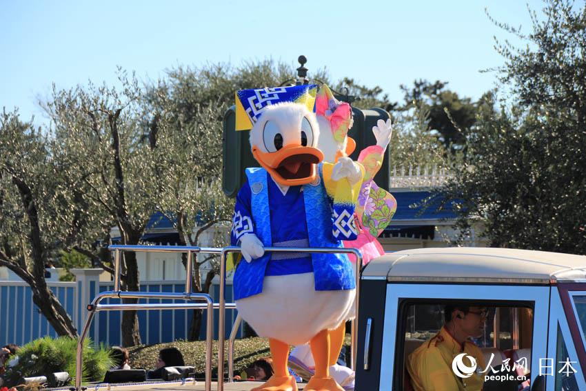 东京迪士尼乐园举行新年特别活动 米奇穿和服