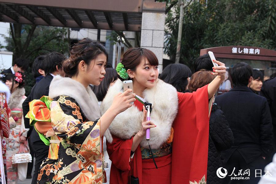 日本年轻人穿和服参加成人式 扮靓街头