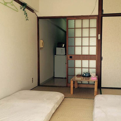 这是一家一厨一卫一居室的日式榻榻米和室房间，绝对是家庭游・闺蜜游・兄弟游结伴而去的温馨之家。