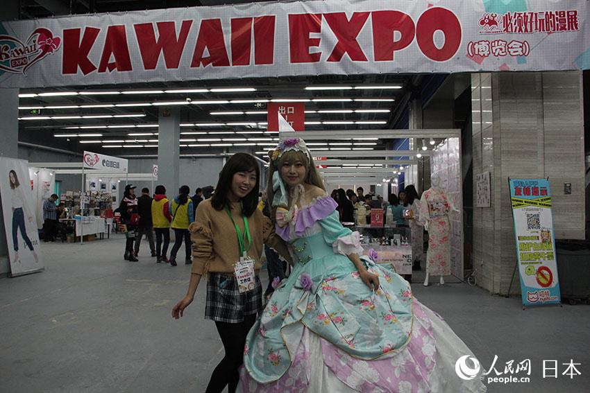 策劃本次“KAWAII EXPO展”的中國人民大學留學、川毛美津希與COSPLAYER合影