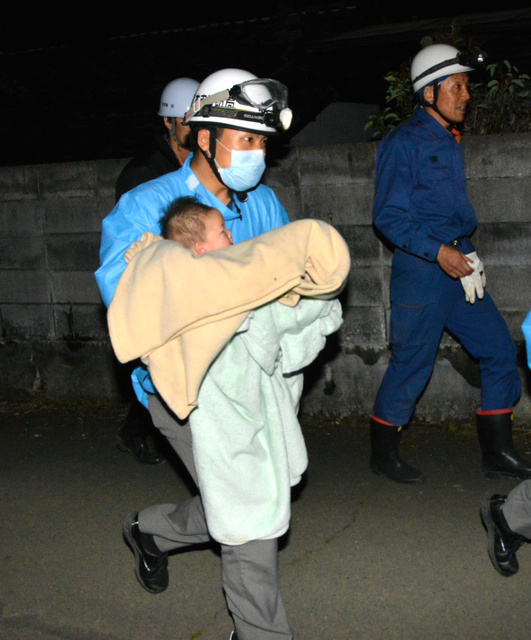 日本熊本发生6.5级地震 八个月大女婴被救出（图片来源：朝日新闻网站）