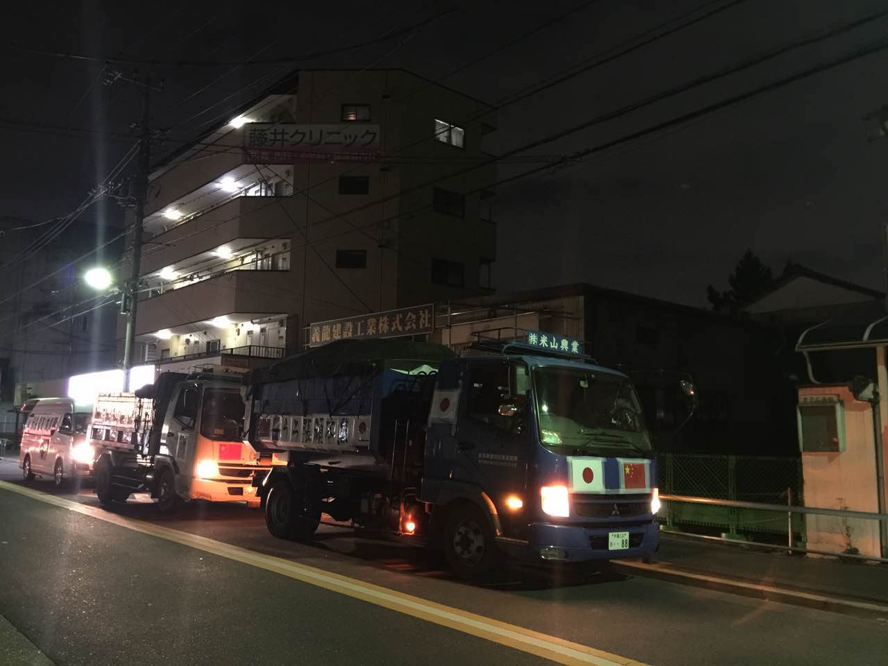 “熊本赈灾”支援队19日晚间从东京出发的情景。图片授权转载。