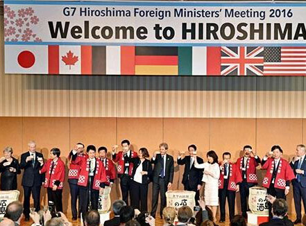 ４月的廣島儼然成為日本外交的“公關秀”舞台。在這個核爆紀念地，日本當局一方面極力向世界強調自己的受害者身份，擺出愛好和平姿態﹔另一方面卻大做手腳，利用各種場合煽動地區緊張。廣島七國集團（Ｇ７）外長會，成了日本再扮“雙面人”的舞台。