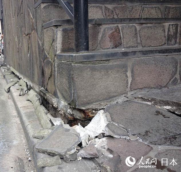 餐廳大樓地基在地震中出現裂縫