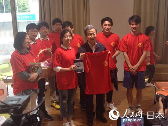熊本大學中國留學向程永華大使贈送紀念T恤衫