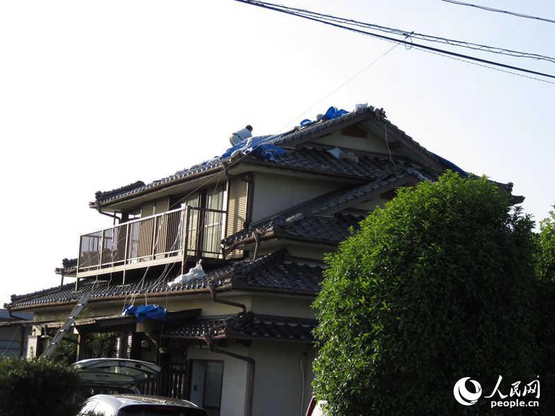 4月22日，熊本大津町地區，一位工作人員在修繕損壞的民宅