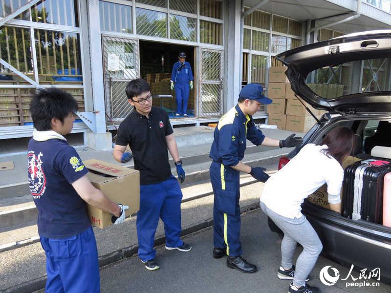 4月22日，人民网记者将捐助物资转交大津町立中学校物资集散地的工作人员