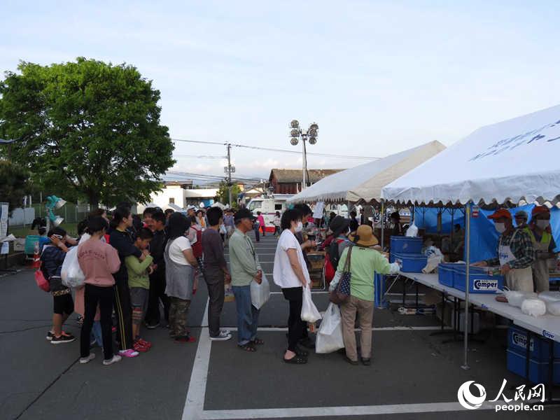 4月22日下午6點左右，益城町避難場所內排隊等候食物發放的受災民眾