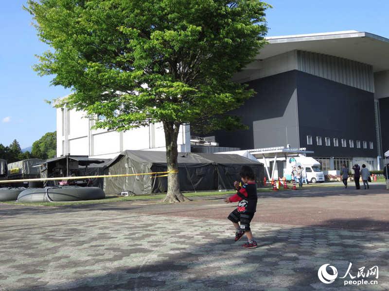 4月22日，“大津町綜合運動公園競技場”的避難場所內，一名兒童在玩耍