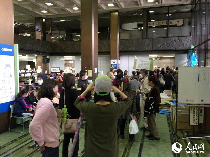 4月23日，熊本市中央區役所內排隊申請受災証明的民眾