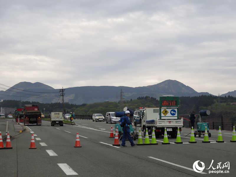 4月23日，通往重災區阿蘇市南阿蘇村的道路被封鎖，禁止通行