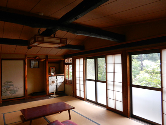 日本真正的“民宿”也就是日语中也写做“民宿”的住宿形态，都是独门独院的合法经营业态。上图为某一正规日本民宿（资料图）