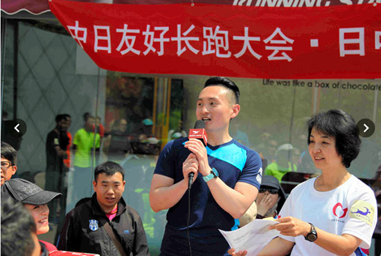 本月8日在北京举办的“中日友好长跑大会”上宣传神户马拉松（朝日新闻网站截图）