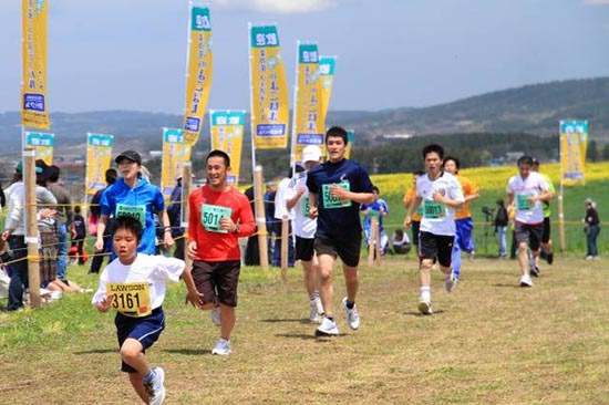 日本馬拉鬆·青森縣橫濱町舉行了第26屆橫濱油菜花馬拉鬆大賽