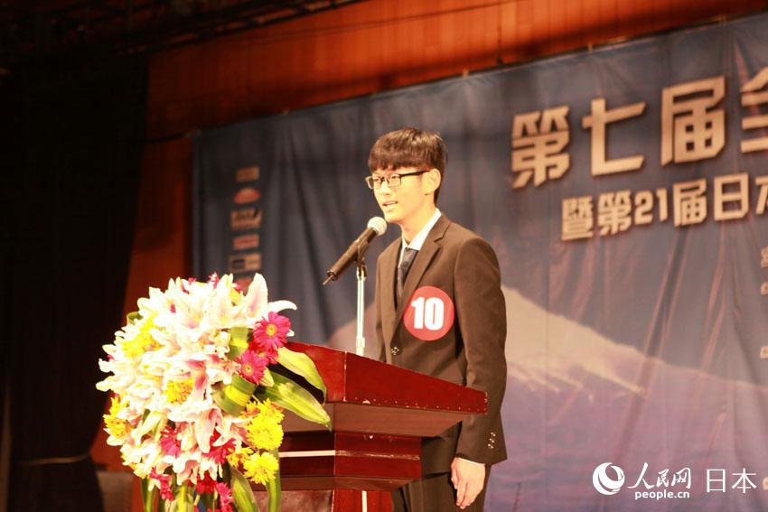 比賽現場，來自武漢市財貿學校的李致遠發表演講。