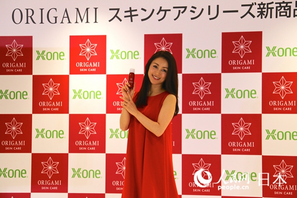 日本女明星酒井法子在发布会上展示新产品