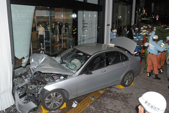 2015年8月16日晚9點35分，日本東京池袋車站附近，一輛汽車闖入人行道，造成路上行人1人死亡，4人不同程度受傷。肇事司機也在事故中受傷，其后被警察逮捕。據悉，肇事司機名為金子庄一郎，現年53歲，是一所診療所的經營者。金子庄一郎事故當晚駕駛一輛轎車從附近一個地下停車場出來，未按照地面表示行走，而是違規直行沖入人行道。