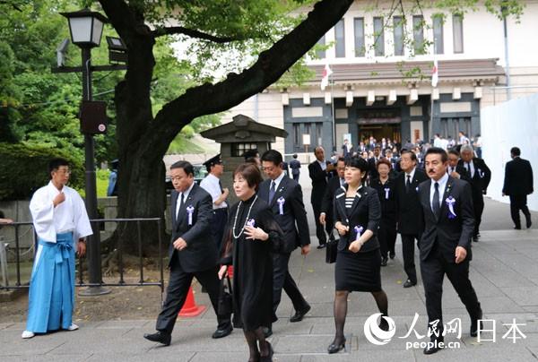 2016年8月15日上午，由日本國會議員組成的“大家一起來參拜靖國神社議員會”成員集體參拜靖國神社。圖為該團體成員從靖國會館出來集體前往參拜。
