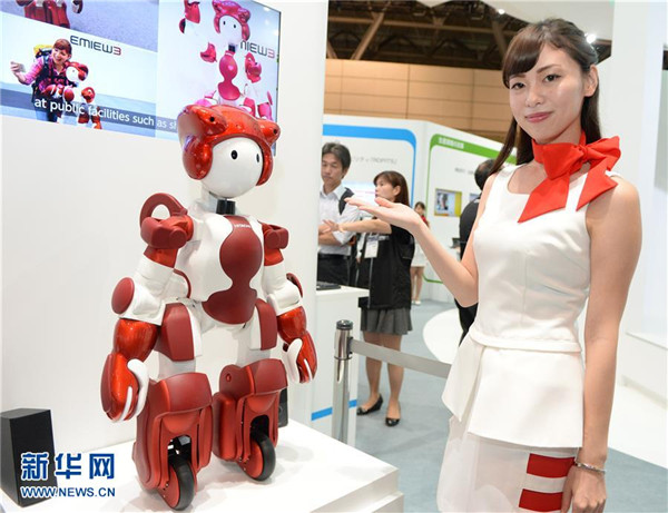 日立公司工作人員展示一款人形機器人