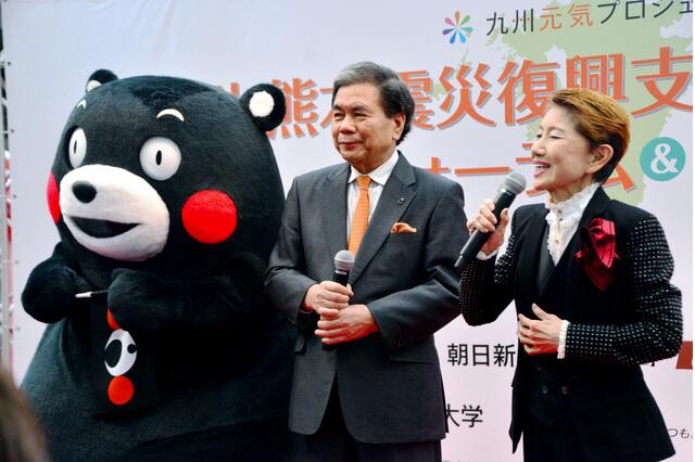 熊本熊与熊本知事现身东京街头 宣传熊本旅游