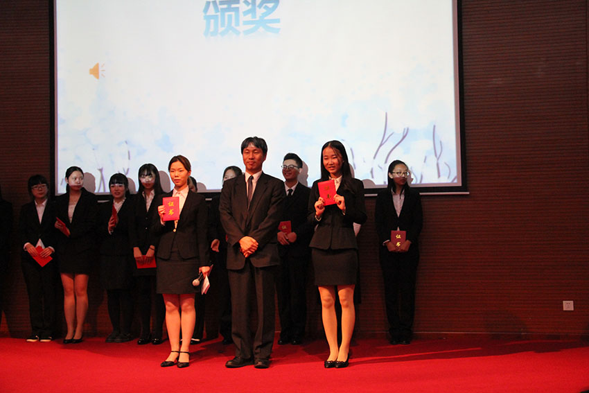 日本駐華大使館教育參贊橫井理夫為一等獎選手頒獎