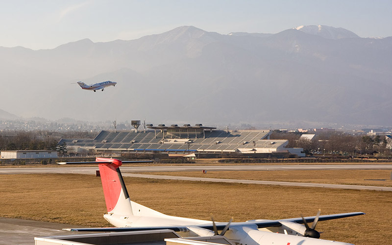 借道距离天空最近的松本机场,包机去长野滑雪