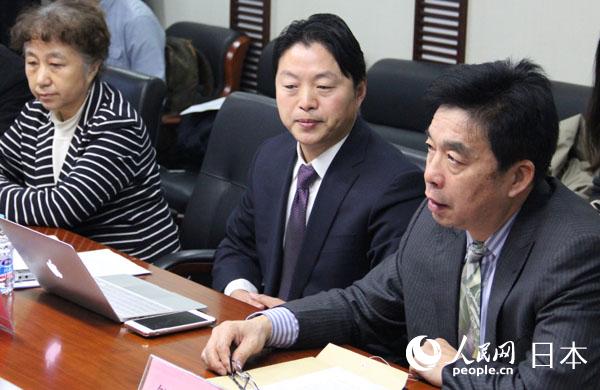 出席記者會的中國勞工訴訟賠償案律師團律師康健（左一）、周家魁（中）、鄒強倫。
