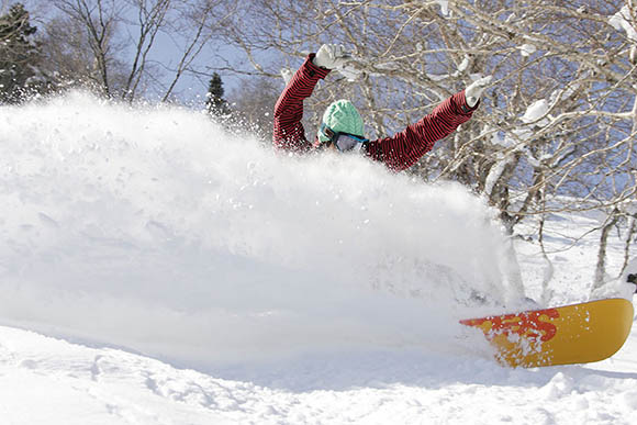 岩手县安比高原滑雪场11日开板首滑 本雪季预
