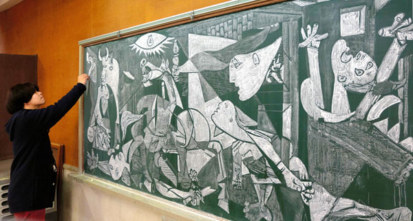 奈良縣立郡山高中美術老師濱崎祐貴繪制的畢加索名作《格爾尼卡》。（朝日新聞）
