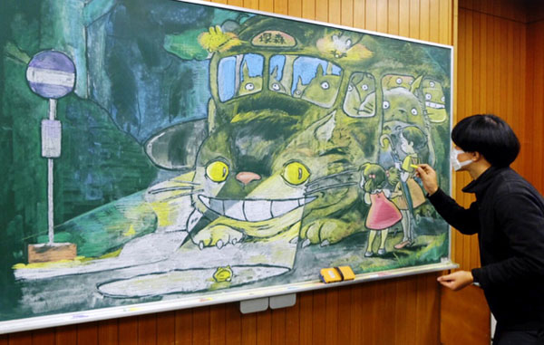 奈良縣立郡山高中美術老師濱崎祐貴繪制的《龍貓》。（朝日新聞）