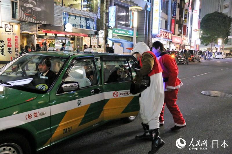 “聖誕老人“甚至還為出租車乘客分發禮物
