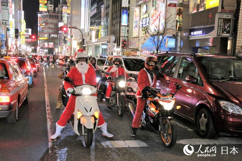 騎摩托車的“聖誕老人”