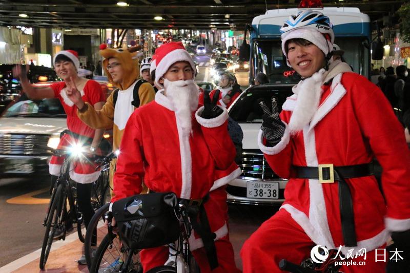 騎自行車的“聖誕老人”
