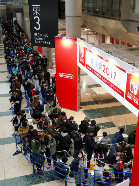 任天堂将发售新款游戏机Switch 3500人排队提