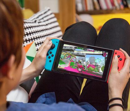 任天堂将发售新款游戏机Switch 3500人排队提