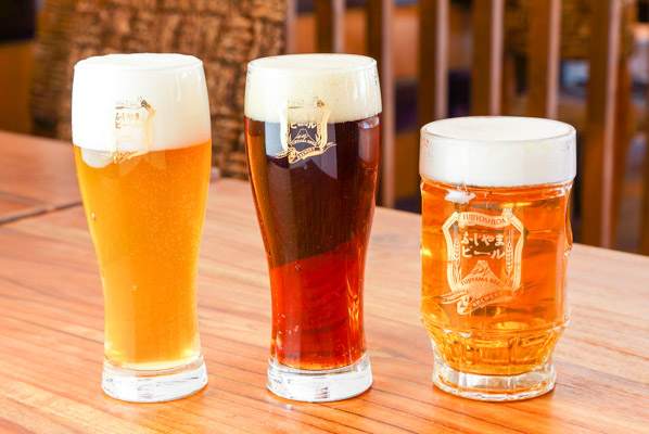 地方啤酒（Craft Beer），是指各個地方的小型釀酒廠釀造的具有當地濃郁特色的啤酒，產量雖不高，但憑借地方獨特口味贏得市場一席之地。按照2015年時的統計，日本大約有200個左右的地方啤酒品牌。對於日本旅游的游客來說，每到一地尋找當地美酒，成了助推這些地方啤酒成名的推手。長野縣也不例外，當地也存在不少地方啤酒牌子，且在全日本都有一定知名度。在雪友奔赴長野滑雪的熱潮中，除了尋找適合自己水平的滑雪場之外，“尋覓”美食美酒也成了大家必做的功課。