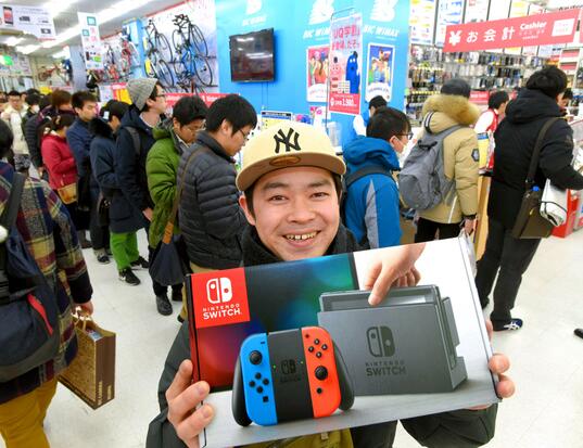 任天堂新款游戏机 Switch 正式发售 玩家彻夜排