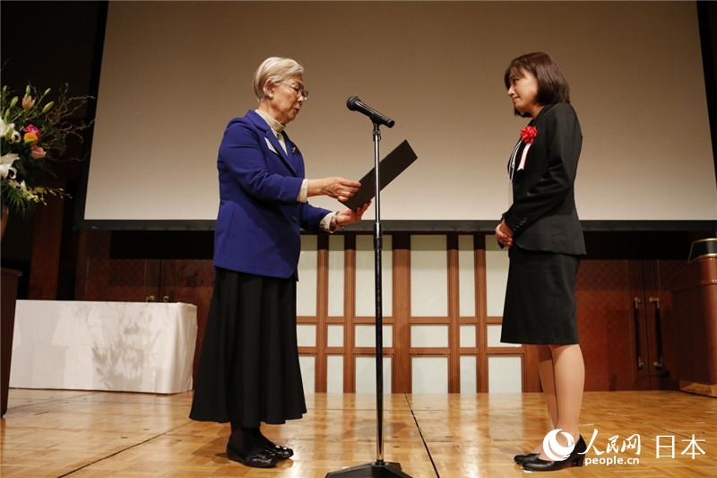 日本科學協會會長大島美惠子為獲獎者頒獎