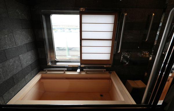 列車客房內的和式浴池（圖片來源：朝日新聞）